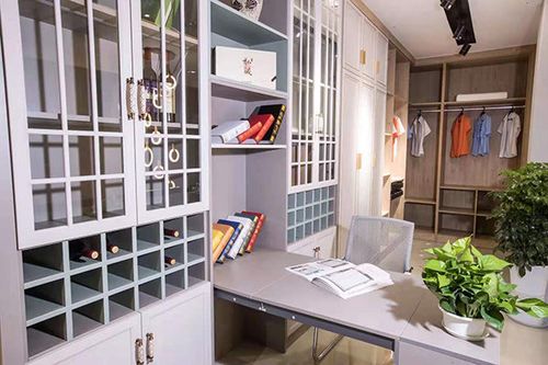 眉山雅菲尔家具厂集设计生产销售为一体,主营:衣柜,鞋柜,书柜等,拥有